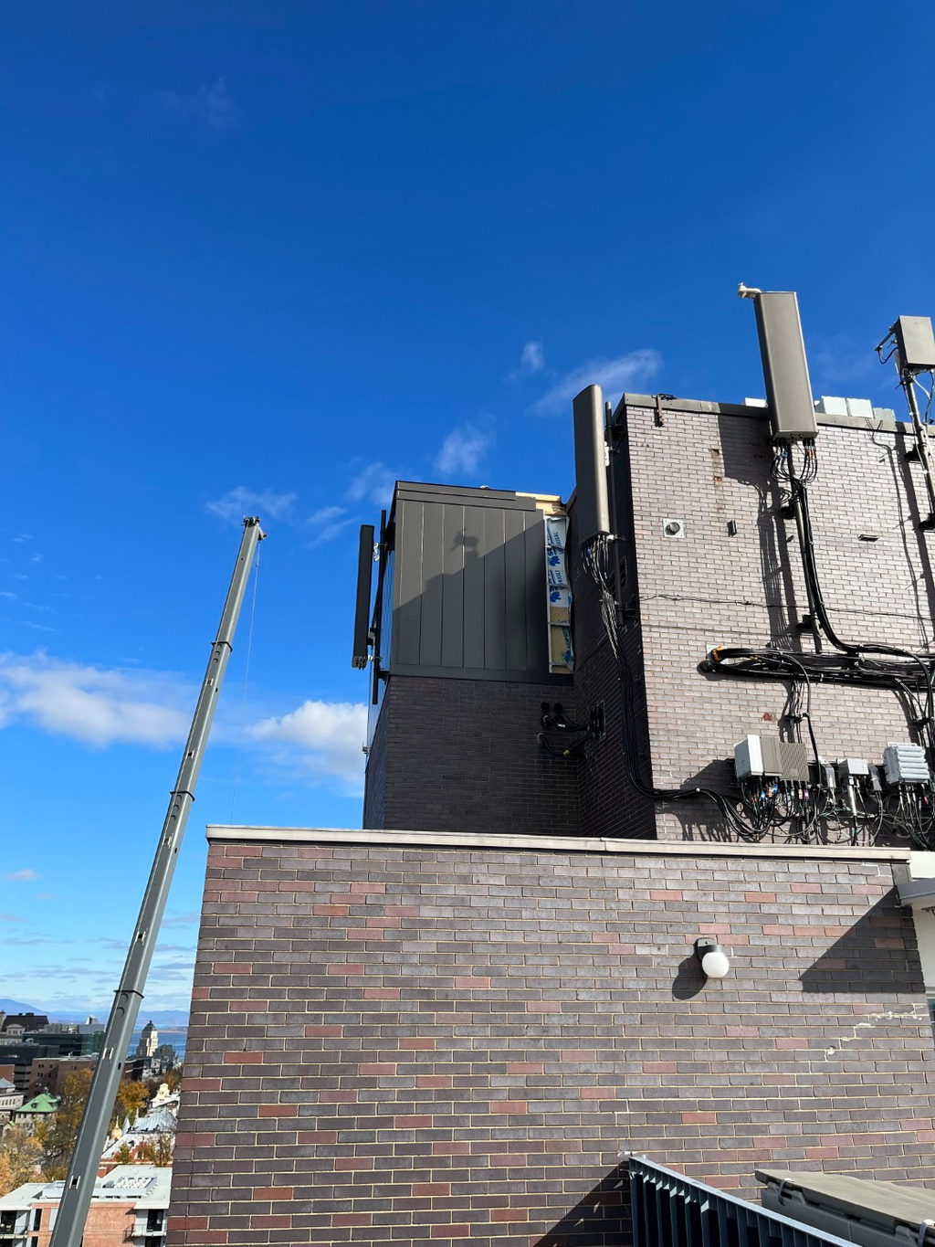 L'appentis et ses antennes en place sur le toit, après les travaux