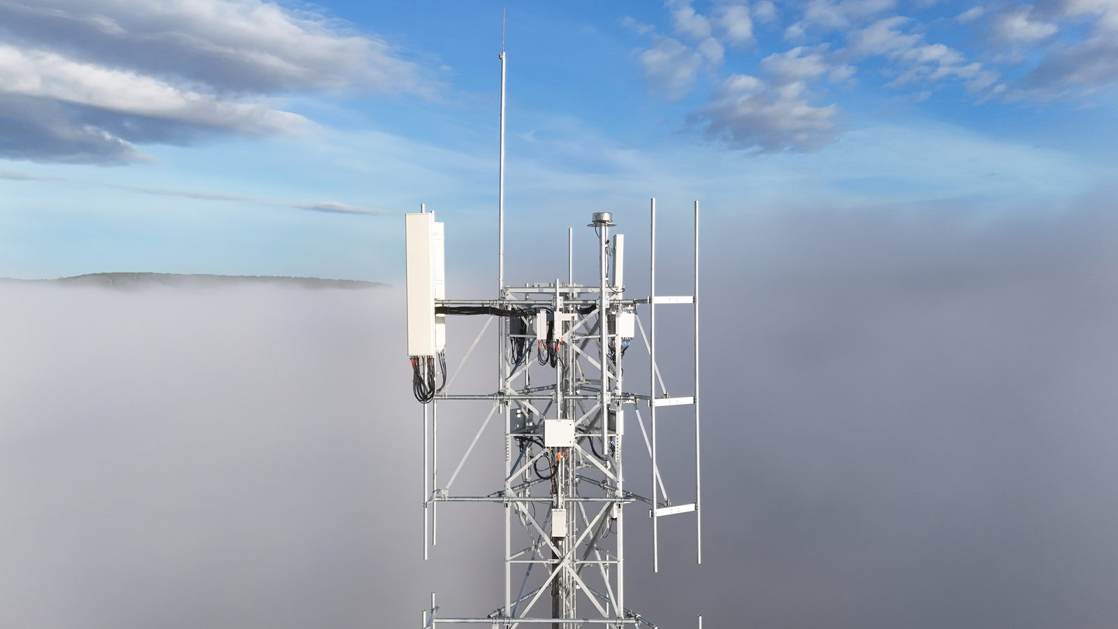 Réseau d'antennes terminé émergeant au-dessus d'une mer de nuages