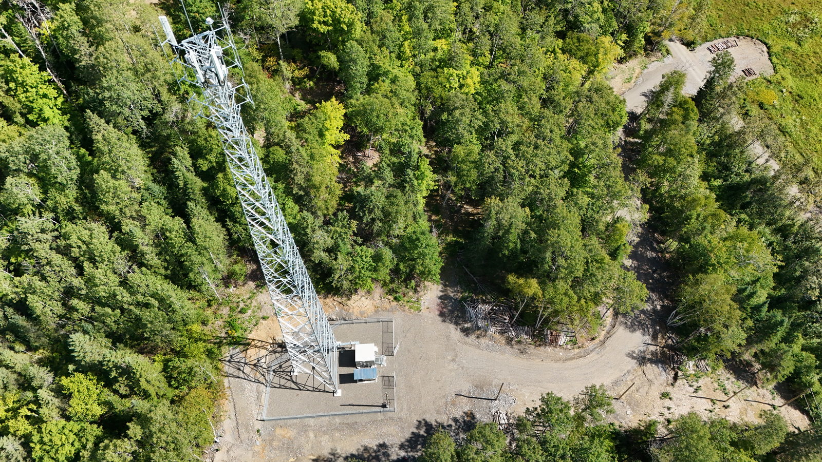 Vue aérienne d'un site de télécommunications en territoire rocheux