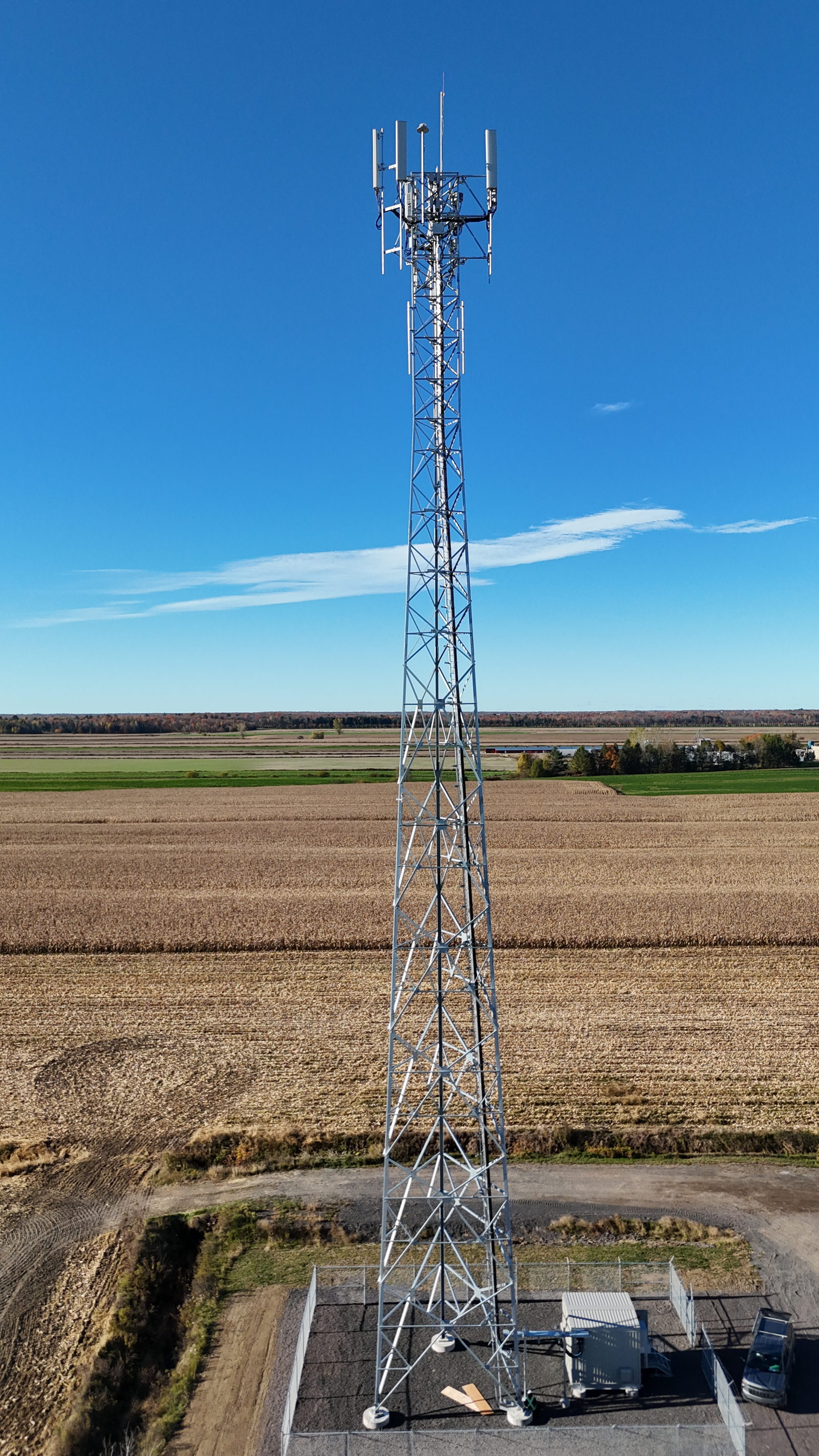 Pylône de télécommunications dans un champ en fin de journée