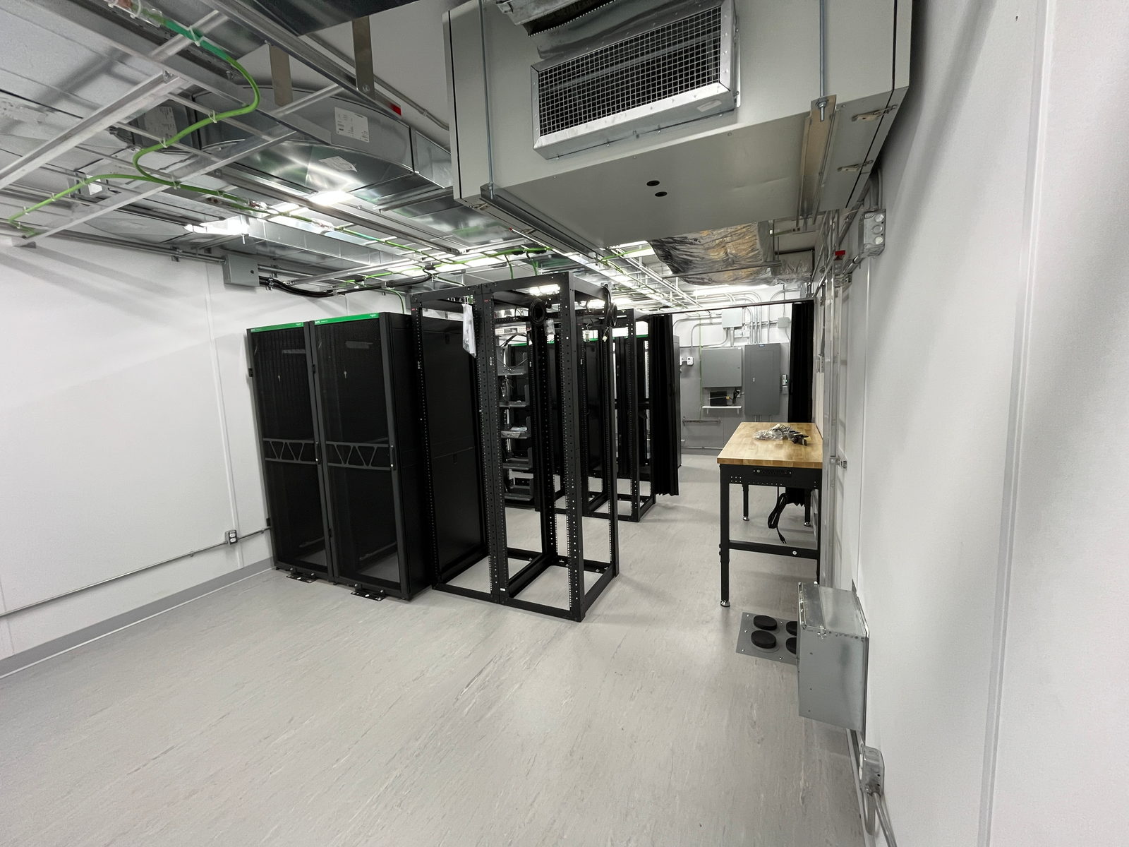 La salle d'équipements terminée, bâtis installés et câblage rangé