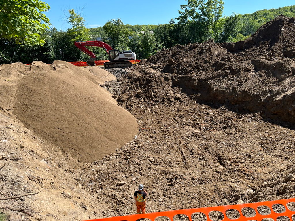 Le site avant les travaux: excavation et terrassement en cours