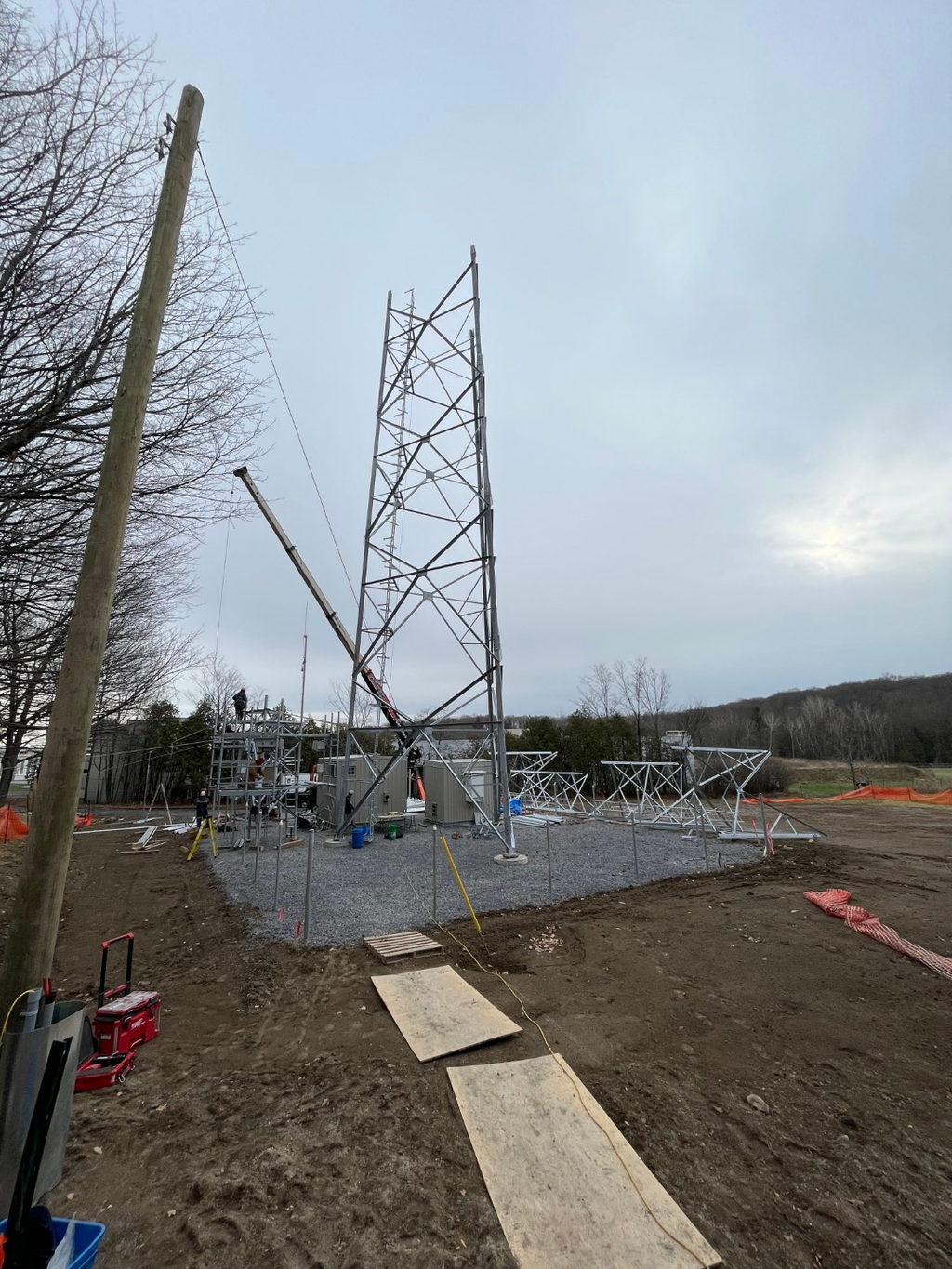 Le même site après les travaux: le pylône érigé sur sa fondation